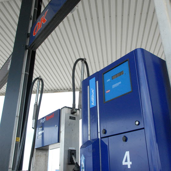 AdBlue-stander på en OK-tankstation til erhverv